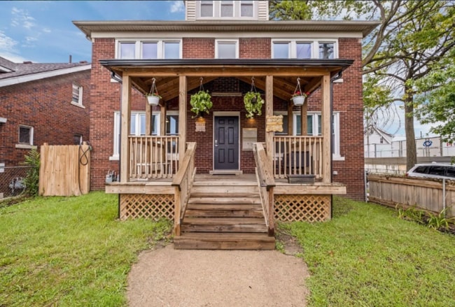 Building Photo - 1600 Central St