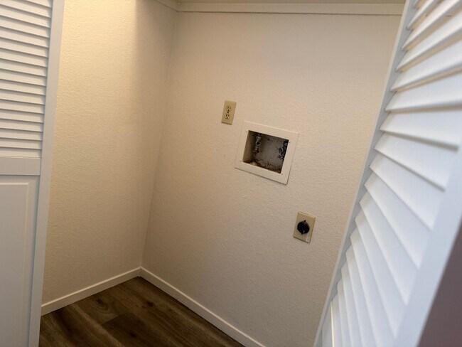 Building Photo - Remodeled 3 bedroom 2 bath house in Citrus Heights HUGE YARD