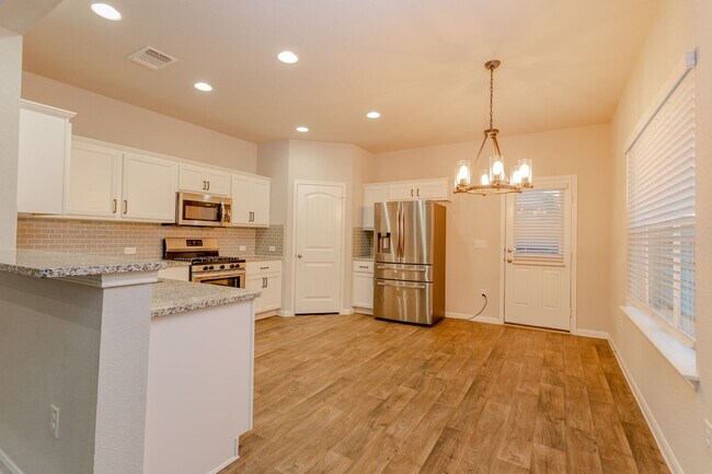 Building Photo - Beautiful 3 Bed / 2.5 Bath Home with High ...