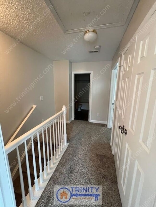 Building Photo - Cute TWO STORY Town Home!