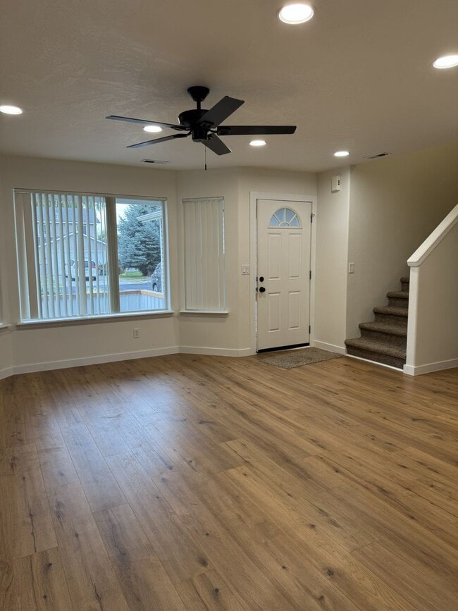 Building Photo - HARD TO FIND 4 BEDROOM