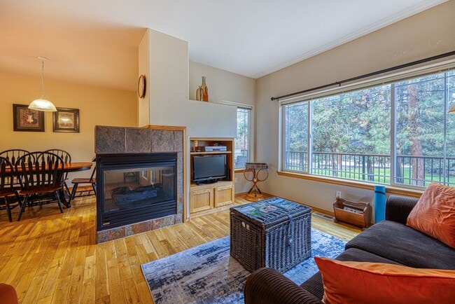 Building Photo - Fully Furnished Running Y Townhouse