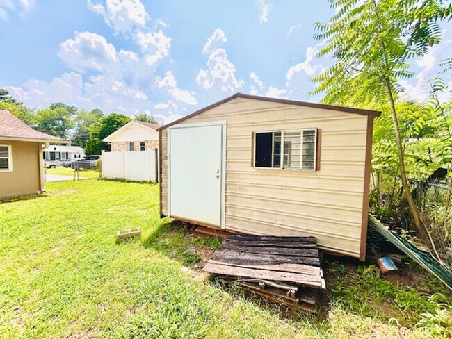 Building Photo - MOVE IN SPECIAL- $300 Off First Month's Rent-MOVE IN READY BRICK HOME!