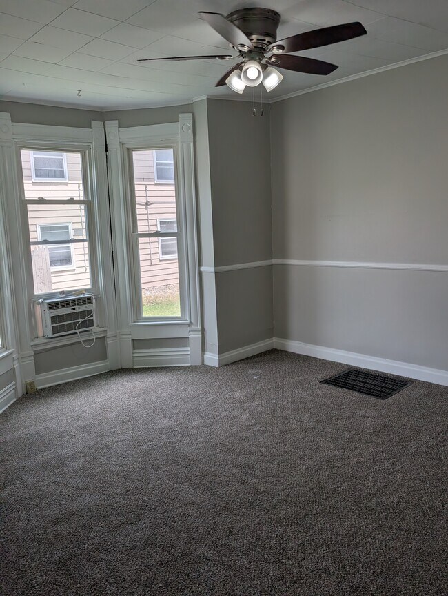 Building Photo - 405 W White St
