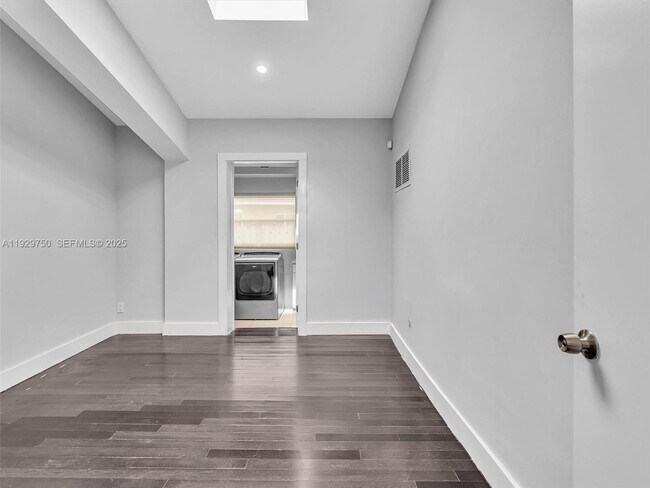 Building Photo - 20120 NE 25th Ct