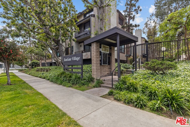 Building Photo - 8110 Manitoba St