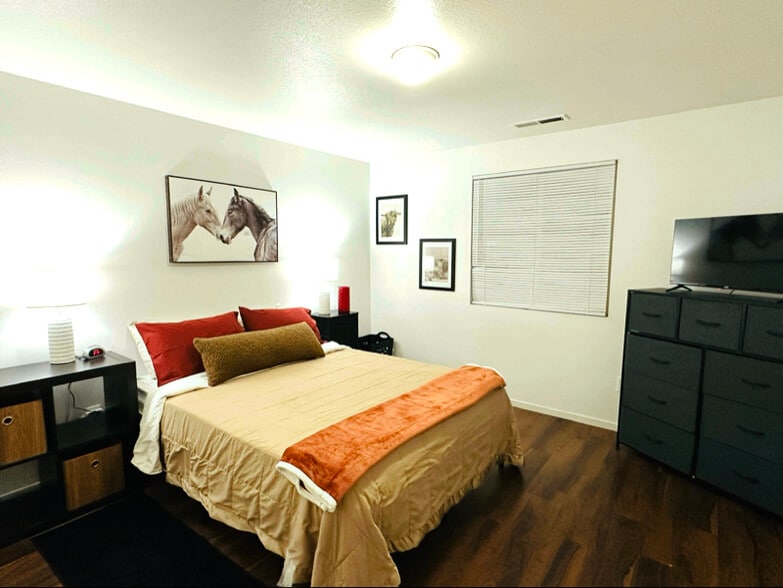 Building Photo - 1270 W Newlands Dr