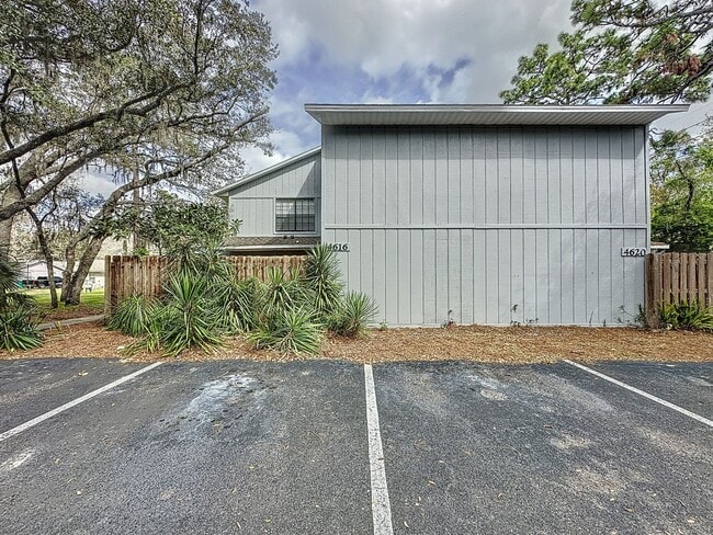 Building Photo - Carmel Oaks Townhome style Condo in Orlando