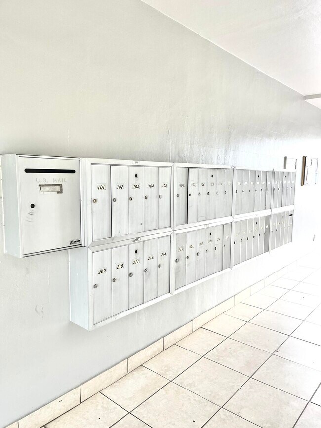 Building Photo - 1021 Crystal Lake Dr