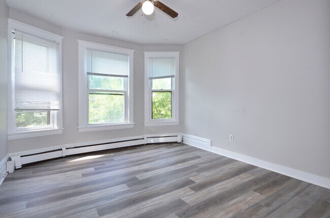 Building Photo - 61 Delos St W