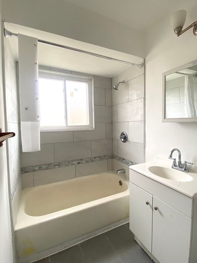 Building Photo - NEWLY RENOVATED AND INCREDIBLY COZY WESTLA...