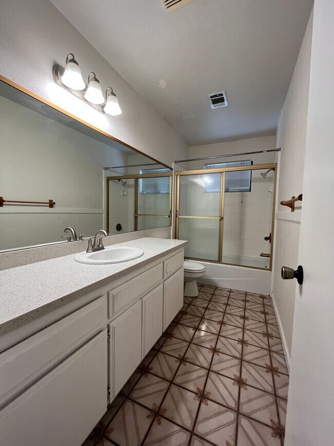 Building Photo - 3 bedroom 2.5 bath Home with a Bonus Room ...