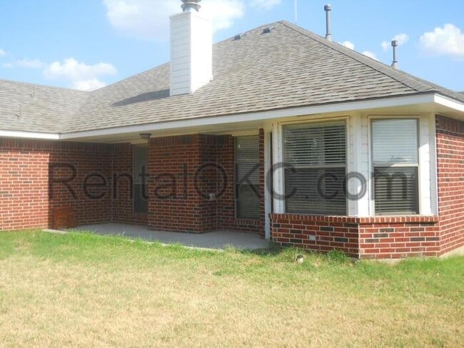 Building Photo - 3 Bed 2 Bath + Office in Moore School dist...
