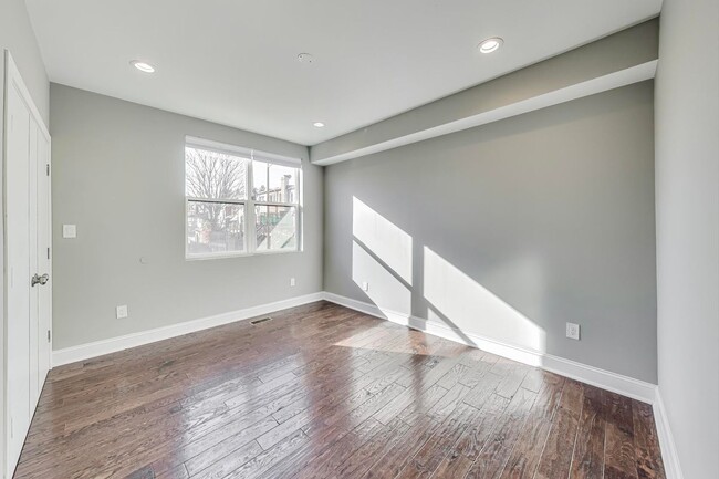 Building Photo - 1813 D St NE