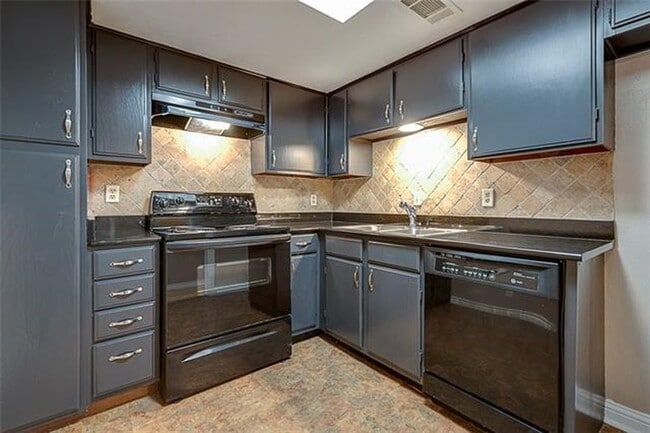 Building Photo - This Townhome is a true gem
