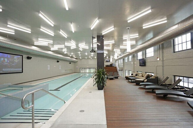 Building Photo - 933 McGee St