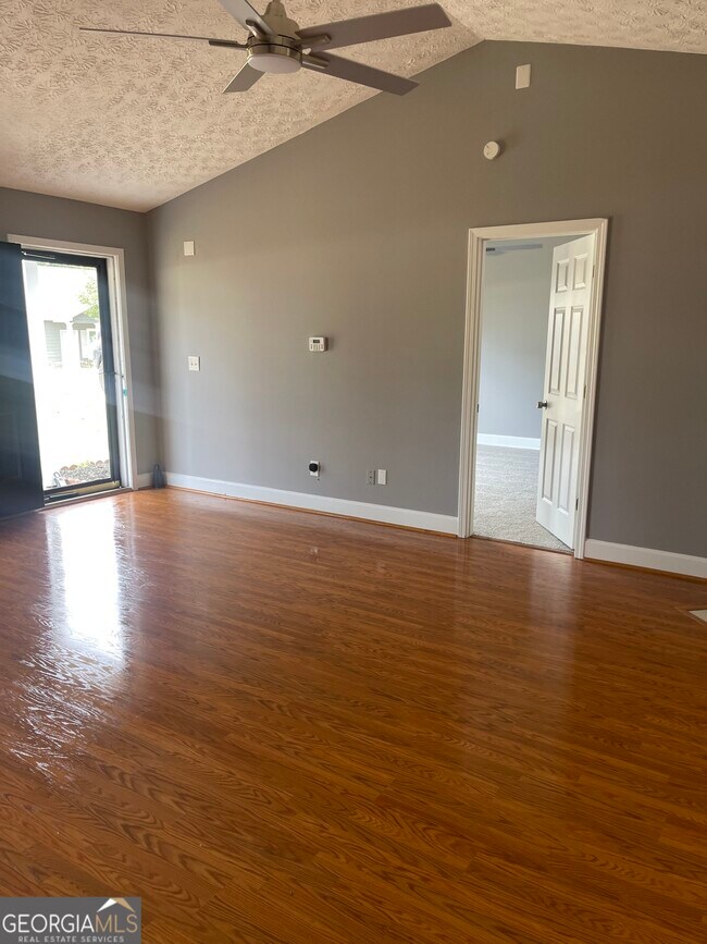 Building Photo - 320 Willow Springs Dr