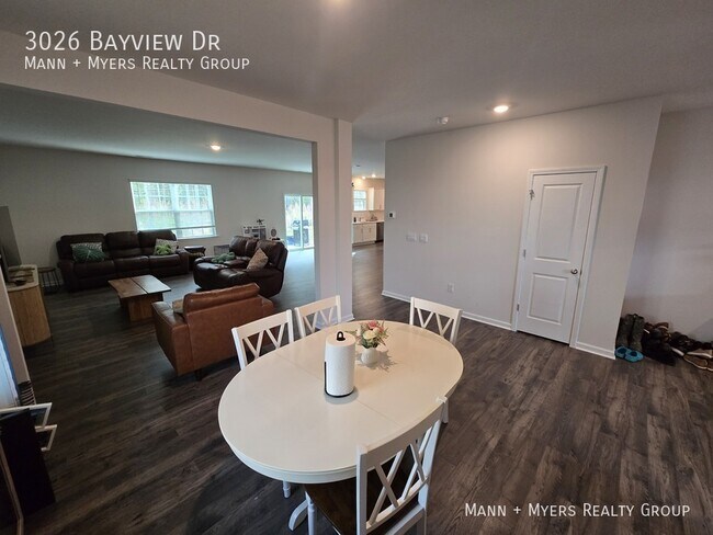 Building Photo - 3026 Bayview Dr