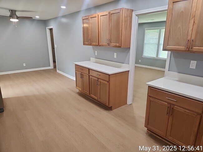 Building Photo - 2348 Clifton Springs Manor