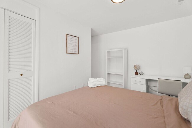 Building Photo - 3BD ROOM RANCH - PRIVATE LOT - FURNISHED -...