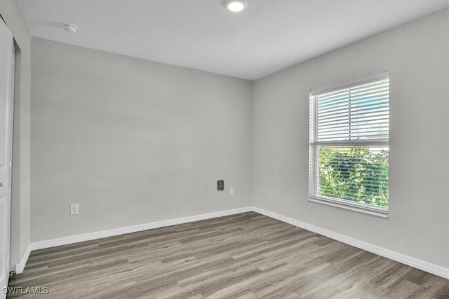 Building Photo - 412 NE 25th St