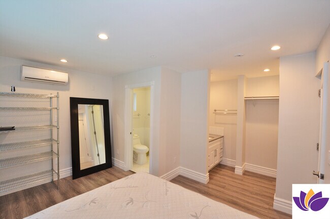 Building Photo - 5955 Hillview Park Ave