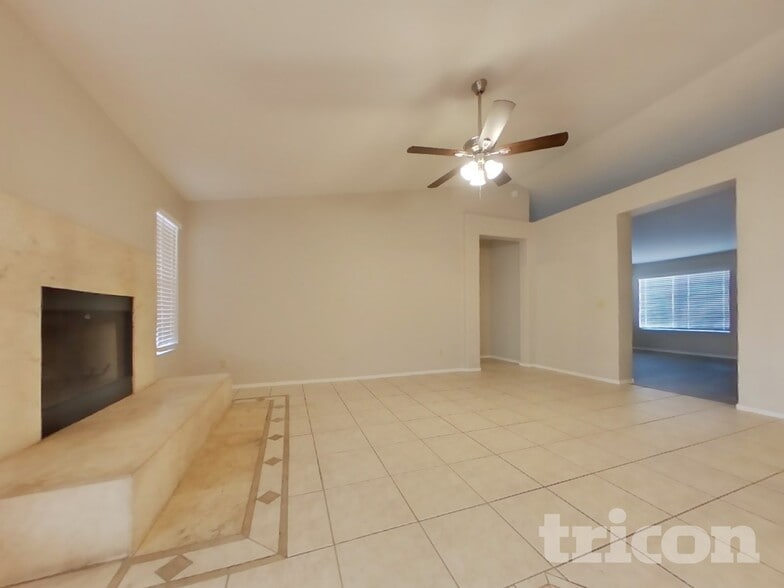 Building Photo - 11944 N 68th Ln