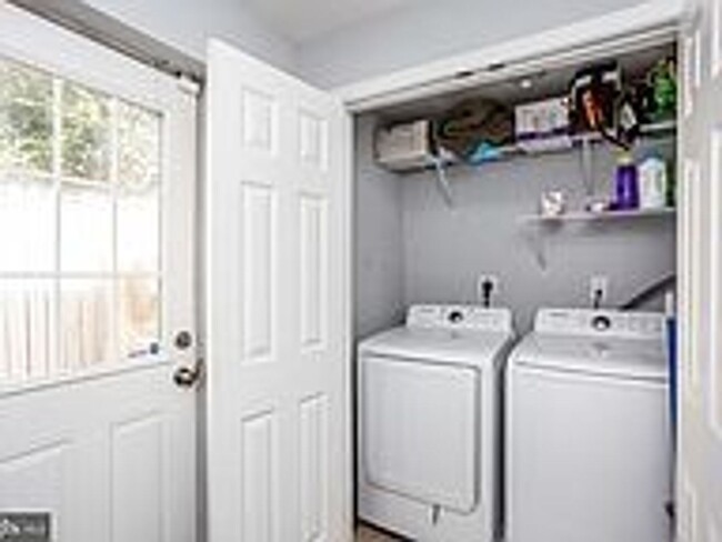 Building Photo - Gorgeously Renovated Upper Fells Point 2bd...