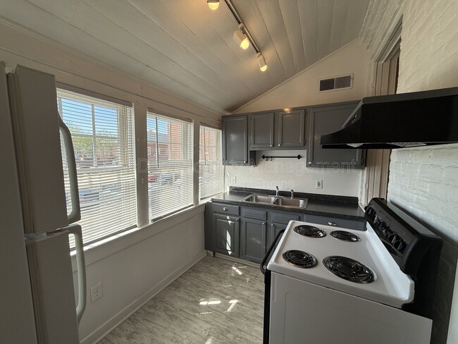 Building Photo - 604 Caroline St