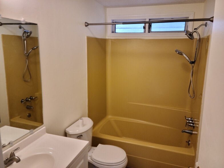 Building Photo - 80 Desert Rd