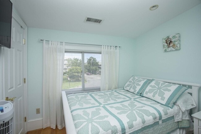Building Photo - 63 Glades Rd