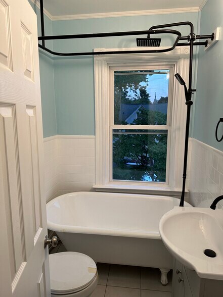 Bathroom - 10 Garden St