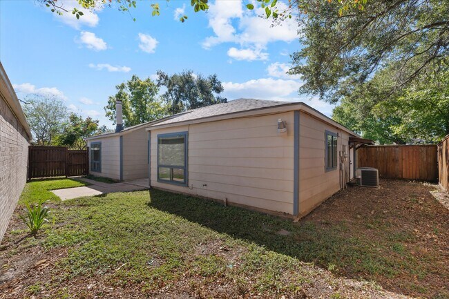 Building Photo - 16106 New Field Dr