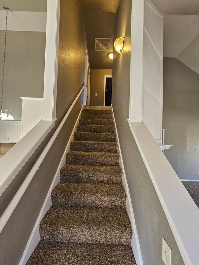 Building Photo - (4) Bed/(3) Bath in Moore with Storm Shelter! Avail NOW!!