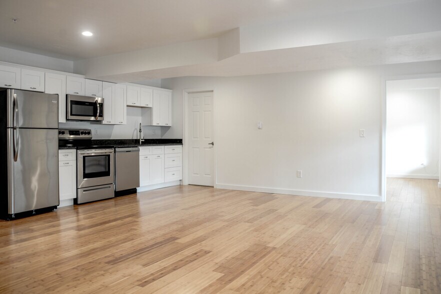 Building Photo - 541 Main St