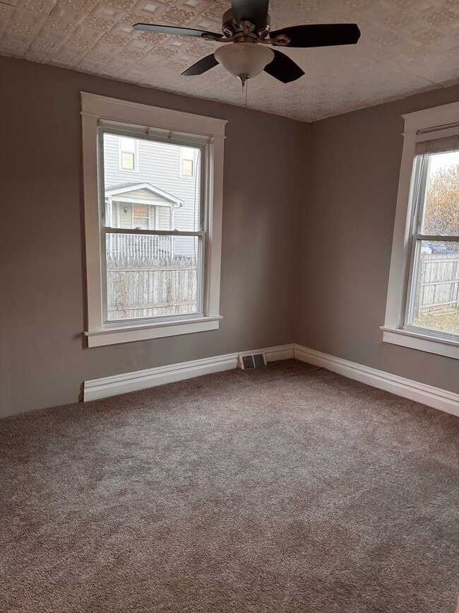 Building Photo - 220 Park Ave