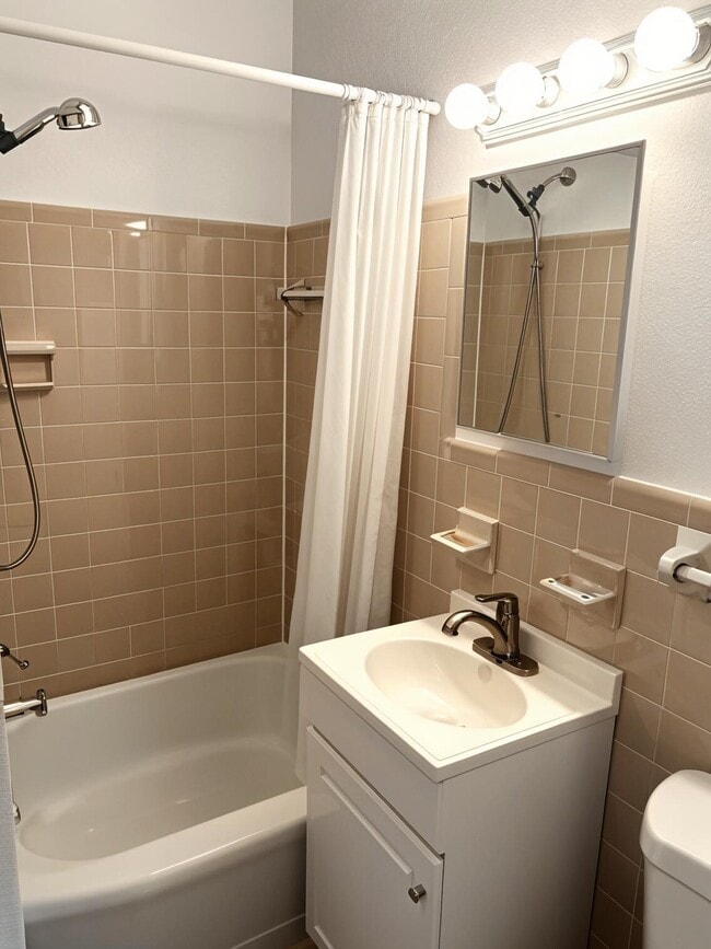 Building Photo - 751 Hummingbird Way