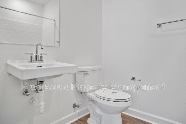 Building Photo - 824 Makani St