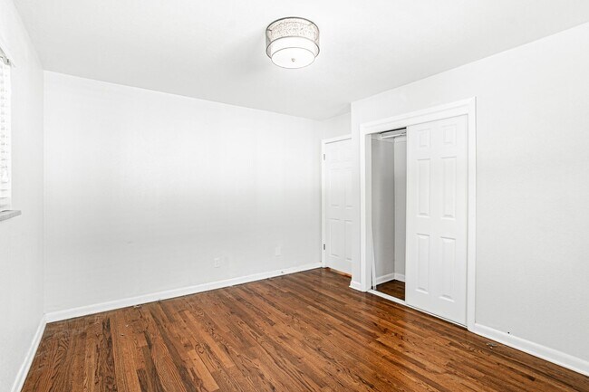 Building Photo - Exceptional 4-Bed, 2-Bath Home in Englewoo...