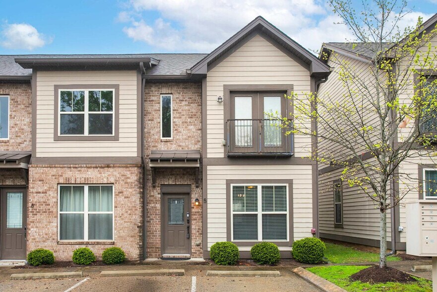 Building Photo - 1106B Stratford Ave