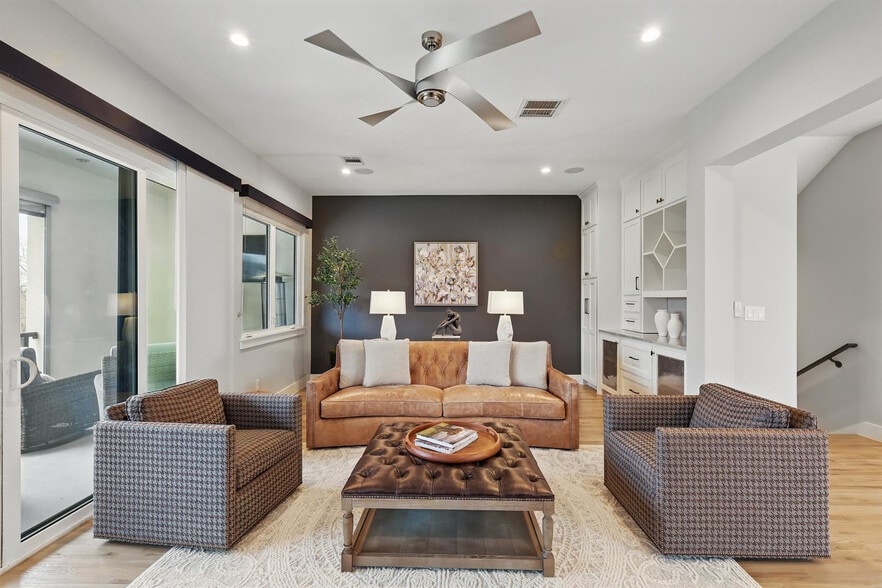 Building Photo - 428 Highwood Trl