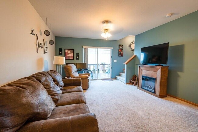 Building Photo - Must See!  2 Bedroom 2.5 Bath Condo