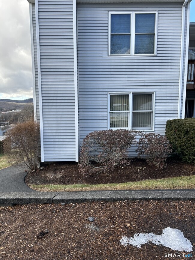 Building Photo - 43 Valley Dr