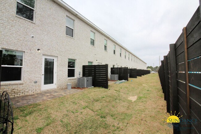 Building Photo - Custom Fort Walton Beach Townhouse in Gated Community!