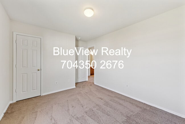 Building Photo - Beutiful 3 bed 2.5 bath with open area