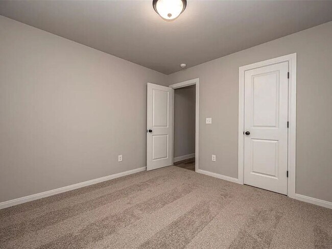 Building Photo - Modern 4-Bed, 2-Bath Mustang Home with 3-Car Garage!