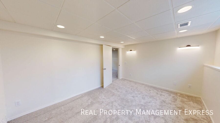 Building Photo - Stunning 4-Bedroom 2-Bathroom Home with Fully Fenced Yard