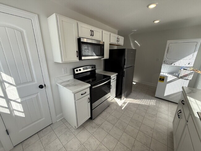 Building Photo - 15 Maple St