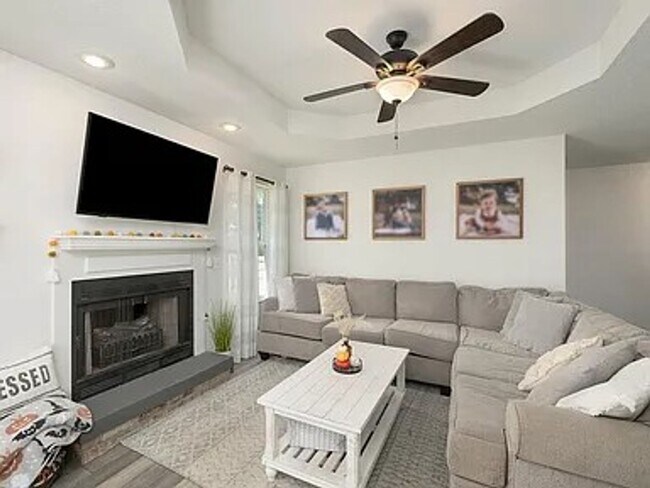 Building Photo - 3 Bed 2 Bath 2 Car Garage Available Now!!!