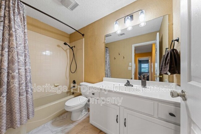 Building Photo - 1174 Mooncrest Dr